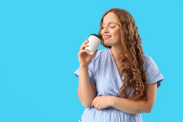 Mooie Roodharige Vrouw Met Kopje Koffie Blauwe Achtergrond — Stockfoto
