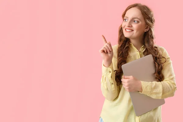 Beautiful Redhead Woman Laptop Pointing Something Pink Background — Stock Photo, Image