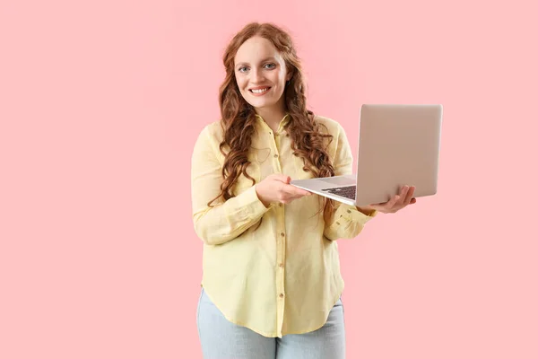 Mulher Ruiva Bonita Com Laptop Fundo Rosa — Fotografia de Stock