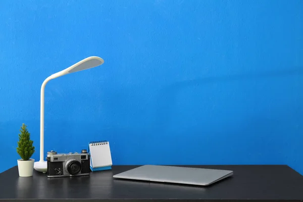 Workplace Laptop Photo Camera Lamp Blue Wall — Stock Photo, Image