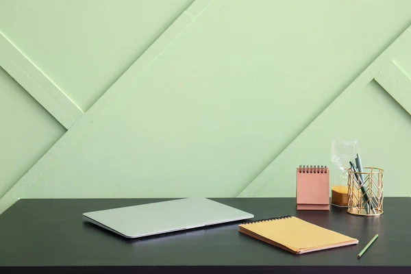 Munkahelyi Laptop Írószer Közelében Zöld Fal — Stock Fotó