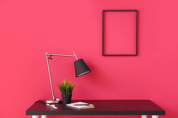 Arbeitsplatz Mit Smartwatch Lampe Und Notizbuch Nahe Roter Wand — Stockfoto