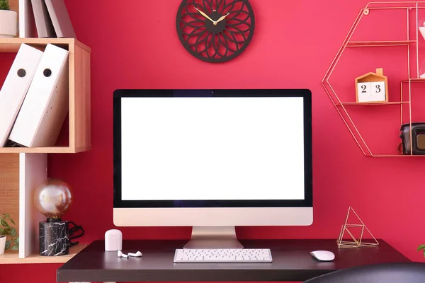 Arbeitsplatz Mit Computer Und Kopfhörer Der Nähe Der Roten Wand — Stockfoto