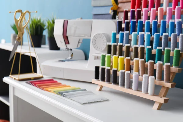 裁缝师的工作场所 在工作室 特写镜头中配备线轴 织物样品和缝纫机 — 图库照片