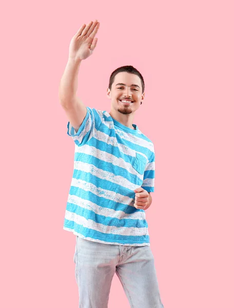 Όμορφος Νεαρός Κουνώντας Χέρι Ροζ Φόντο — Φωτογραφία Αρχείου