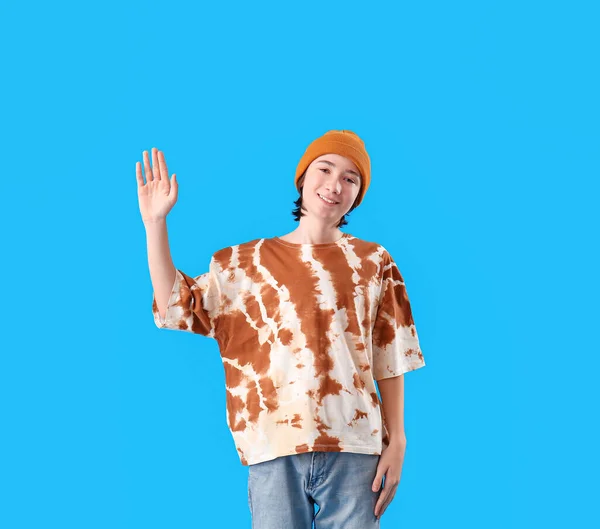 Ένα Έφηβο Αγόρι Κουνάει Χέρι Του Μπλε Φόντο Γεια Σας — Φωτογραφία Αρχείου