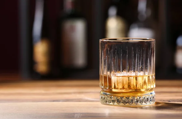 Egy Pohár Hideg Rum Asztalon Bárban — Stock Fotó