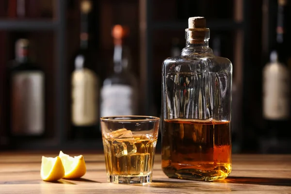 Flaska Och Glas Kall Rom Bord Bar — Stockfoto