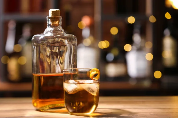Flaska Och Glas Kall Rom Bord Bar — Stockfoto