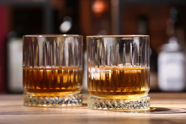 Szemüveg Hideg Rum Asztalon Bárban — Stock Fotó