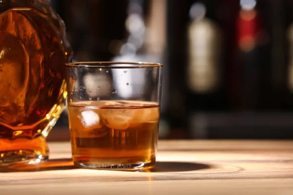 Garrafa Copo Rum Frio Mesa Bar — Fotografia de Stock
