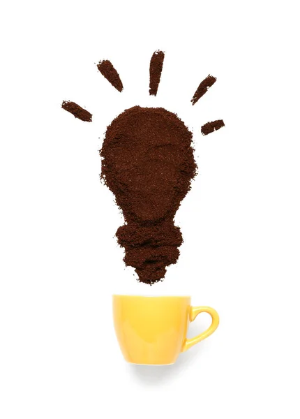 白を基調としたコーヒーパウダーとカップで構成 — ストック写真