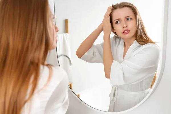 Besorgte Junge Frau Mit Haarausfall Schaut Hause Den Spiegel — Stockfoto