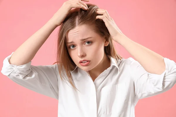 Smutná Mladá Žena Problémem Vypadávání Vlasů Růžovém Pozadí — Stock fotografie
