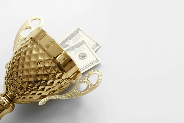 Χρυσό Κύπελλο Χρήματα Στο Φως Φόντο Closeup — Φωτογραφία Αρχείου