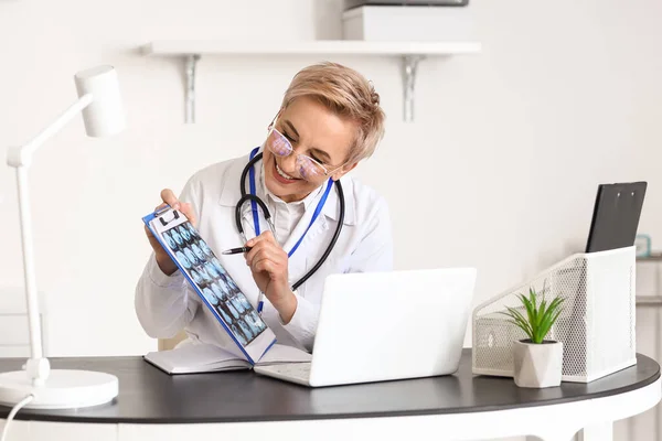 Mature Female Doctor Video Chatting Patient Concept Telemedicine — Stock Photo, Image
