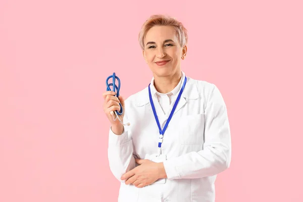 Dojrzałe Kobieta Lekarz Stetoskopem Różowym Tle — Zdjęcie stockowe