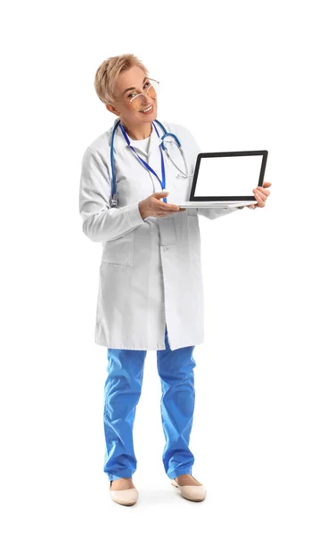 Dojrzałe Kobieta Lekarz Laptop Białym Tle — Zdjęcie stockowe