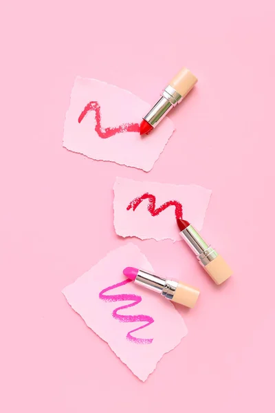 Rouge Lèvres Papiers Avec Traits Sur Fond Rose — Photo