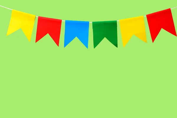 緑の背景にフェスタ純名のカラフルな旗 — ストック写真