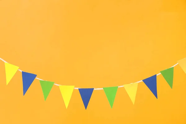 オレンジを背景にしたフェスタ純名のカラフルな旗 — ストック写真