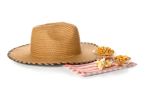 白い背景に帽子とナプキンでトウモロコシのボウル フェスタ十二菜 6月祭 — ストック写真