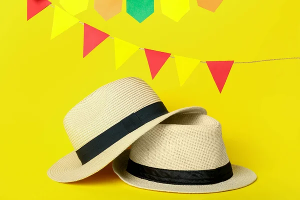 黄色の背景にフラグが付いている帽子を投げなさい フェスタ十二菜 6月祭 — ストック写真