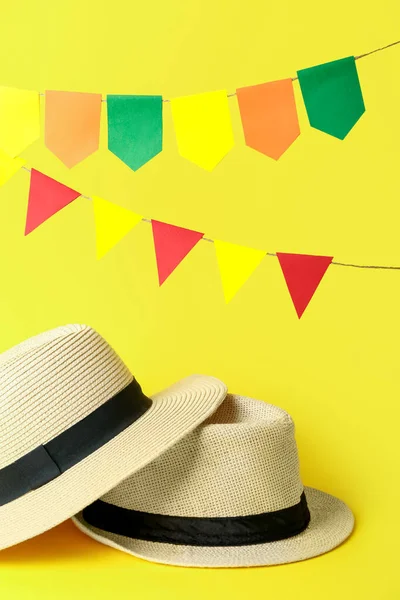 Соломенные Шляпы Флагами Жёлтом Фоне Празднование Праздника Феста Джунина Июнь — стоковое фото