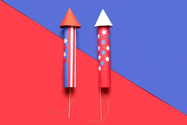 Bağımsızlık Günü Için Mavi Kırmızı Zemin Üzerinde Havai Fişek Roketleri — Stok fotoğraf