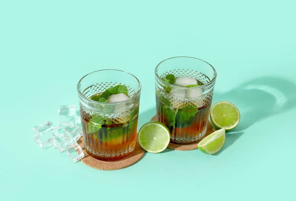 Copo Rum Frio Com Limão Sobre Fundo Turquesa — Fotografia de Stock