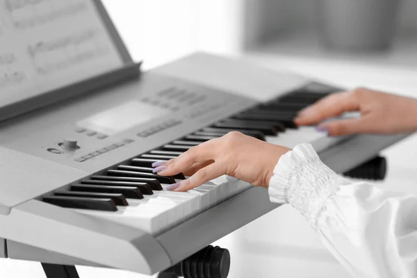 Młoda Kobieta Muzyk Grać Syntezator Domu Zbliżenie — Zdjęcie stockowe