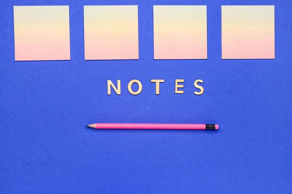 Wortnotizen Haftpapier Und Bleistift Auf Blauem Hintergrund — Stockfoto