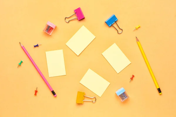 Haftnotizen Bleistift Und Stifte Auf Gelbem Hintergrund — Stockfoto