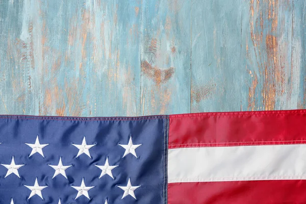 蓝色木制背景上的美国国旗 悼念日庆祝活动 — 图库照片