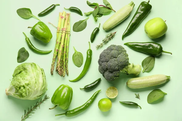 Composition Avec Différents Légumes Fruits Frais Sur Fond Vert — Photo