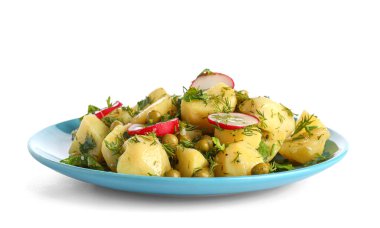 Beyaz arka planda sebzeli patates salatası.