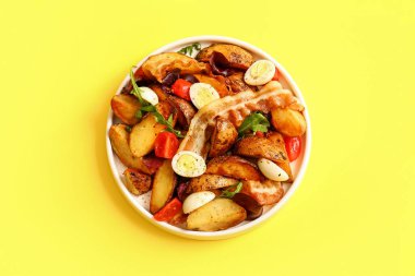 Yumurtalı, domatesli ve domuz pastırmalı lezzetli patates salatası.