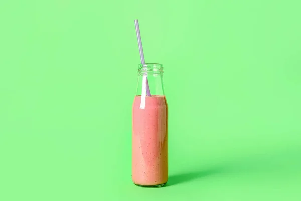 Glasflasche Rosa Smoothie Auf Grünem Hintergrund — Stockfoto