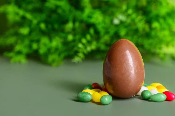 Chocolate Easter Egg Candies Green Background — Stock Photo, Image