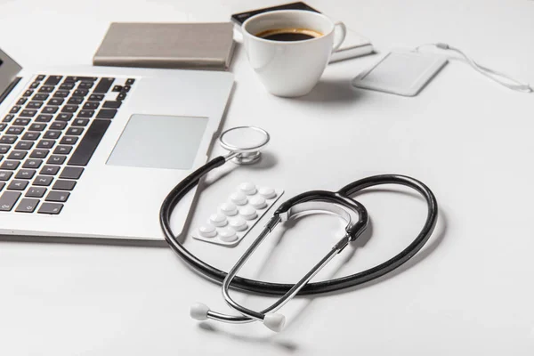 Stetoskop Laptop Kopi Dan Pil Meja Dokter — Stok Foto