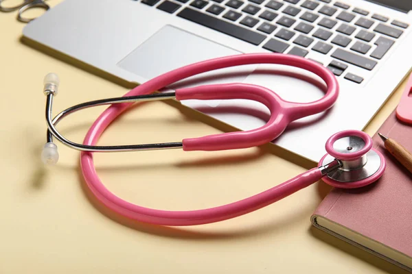 Stetoskop Dan Laptop Pada Latar Belakang Kuning Close — Stok Foto