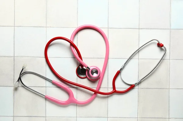Nowoczesne Stetoskopy Jasnym Tle — Zdjęcie stockowe