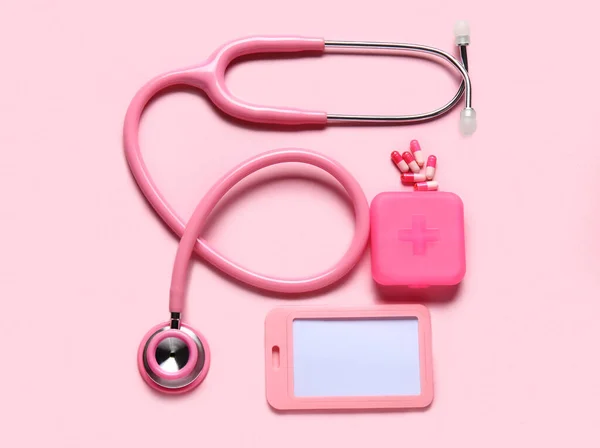 Stetoscopio Pillole Organizzatore Distintivo Sfondo Rosa — Foto Stock