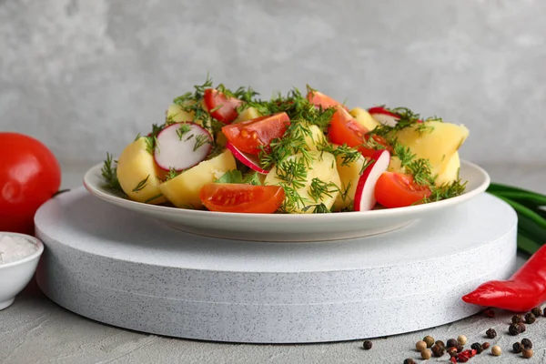 Plate Tasty Potato Salad Vegetables Grey Background — Stock Photo, Image