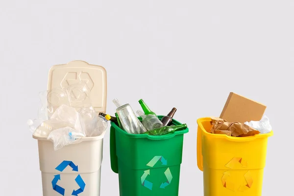 Recipientes Com Diferentes Tipos Lixo Fundo Claro Conceito Reciclagem — Fotografia de Stock