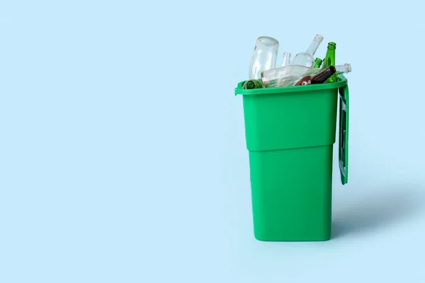 Δοχείο Για Σκουπίδια Γυάλινα Μπουκάλια Γαλάζιο Φόντο Έννοια Ανακύκλωσης — Φωτογραφία Αρχείου