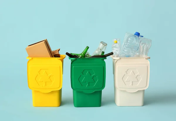 Recipientes Com Diferentes Tipos Lixo Fundo Azul Claro Conceito Reciclagem — Fotografia de Stock