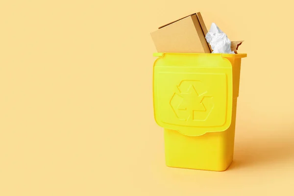 Kontejner Odpadky Papírem Béžovém Pozadí Recyklační Koncept — Stock fotografie