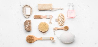 Işık arka planında doğal banyo malzemeleri.