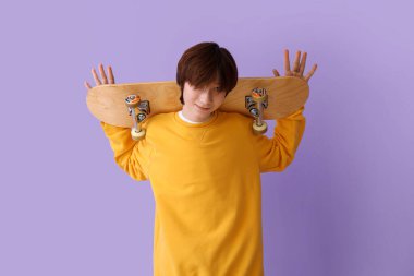 Leylak arka planda kaykay yapan genç bir çocuk.